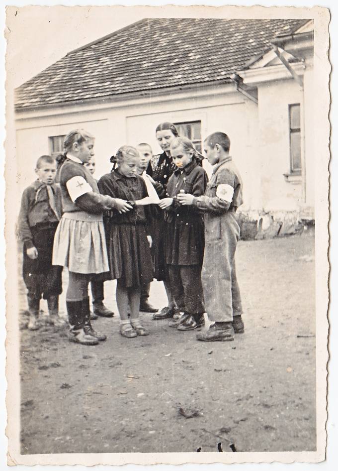 Vytartų pradžios mokyklos mokiniai su mokytoja. Pranutė Garkalnytė – pirmoje eilėje antra iš kairės